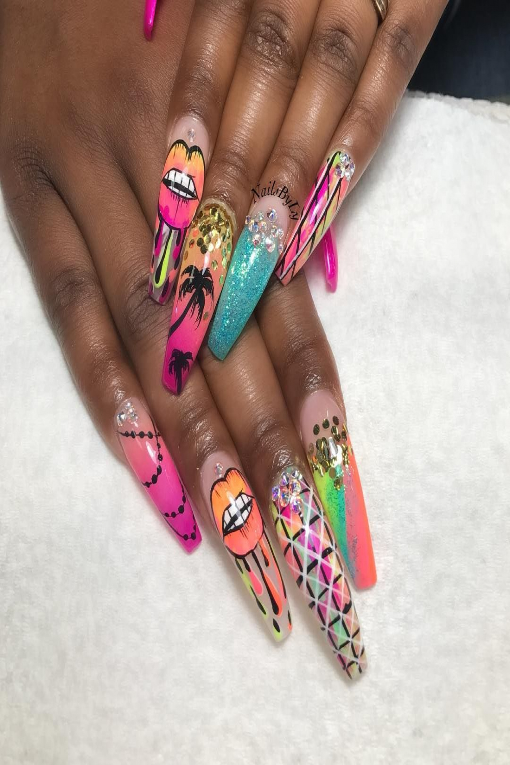 Blast of colors✨💖💖💖💖  Graffiti nails, Pop art nails, Pretty