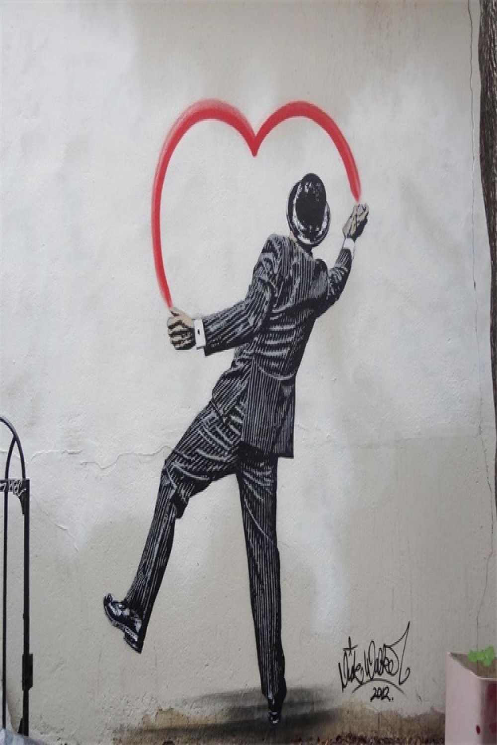 Classic Graffiti By Banksy Art And Calligraphy Man Drawing Heart Nordic  Canvas Painting Posters And Prints Wall Art Picture for Home Decor { x