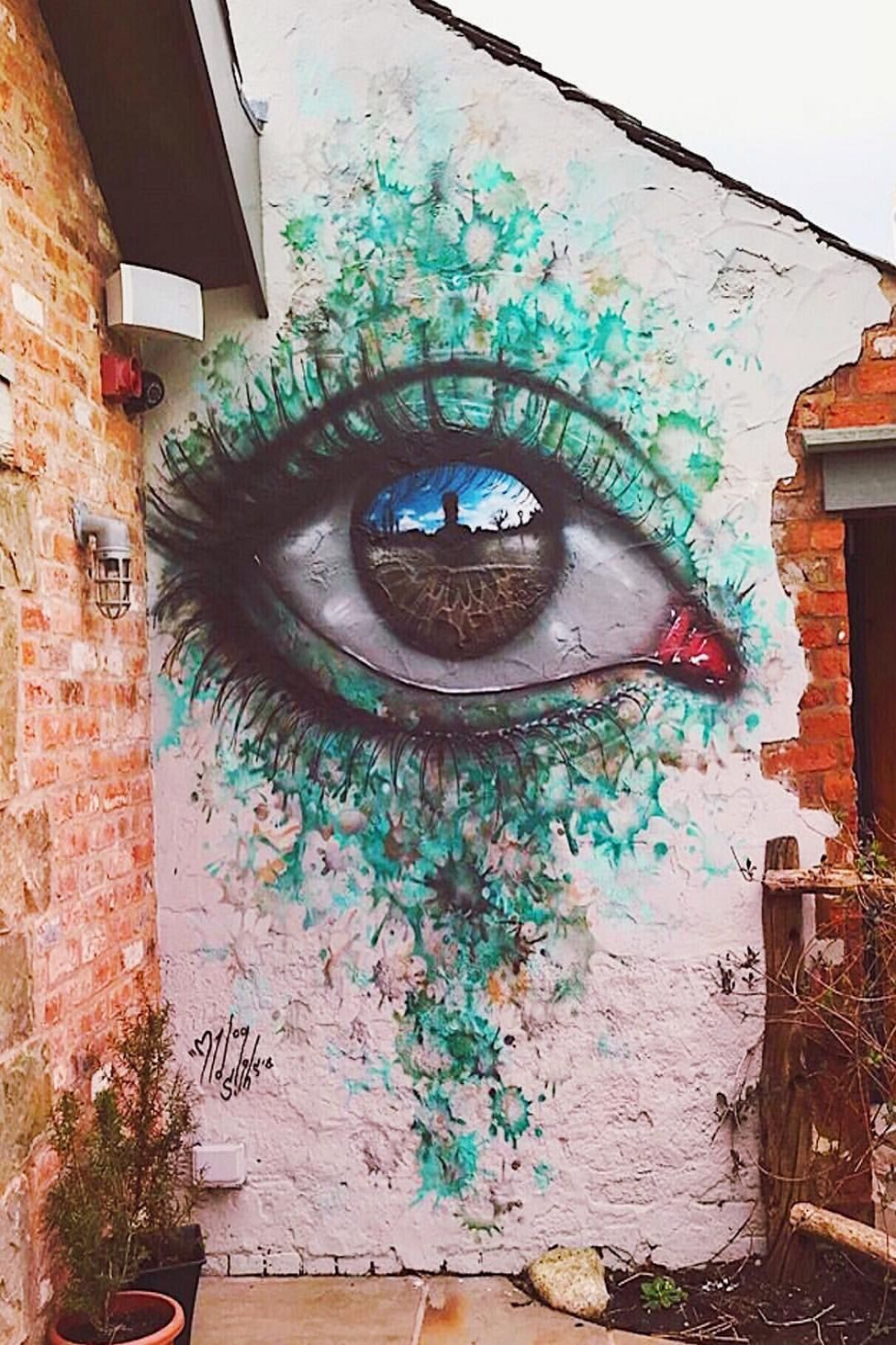 Eye-Mural in London with stunning "reflection" on the iris by