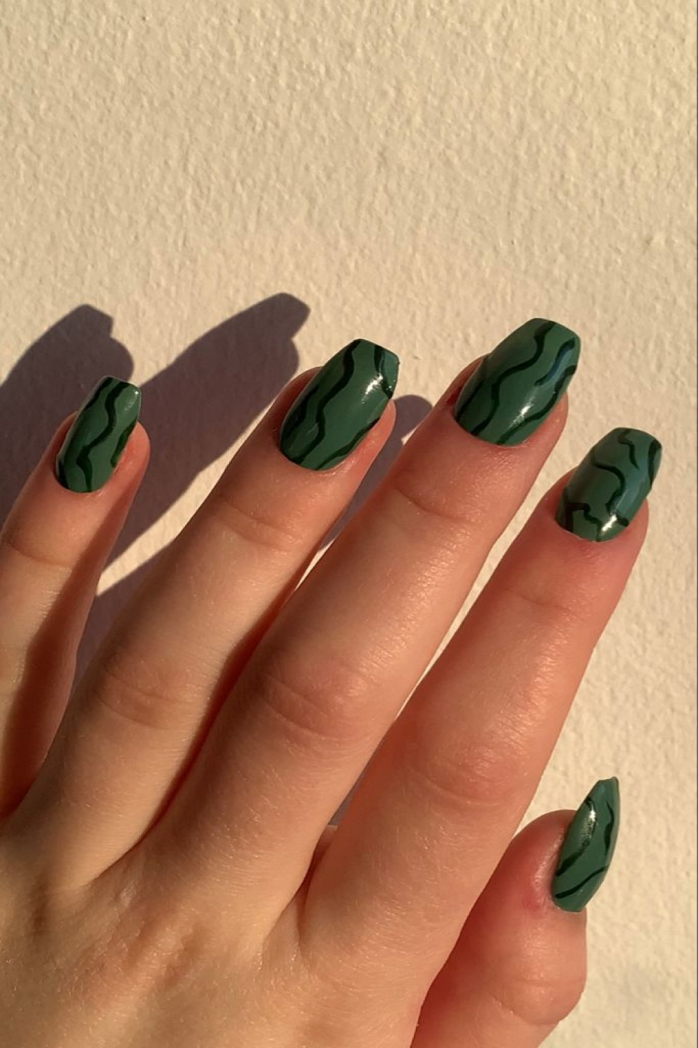 Ivy green abstract lines press on nails 🧝🏻‍♀️  Green nail art