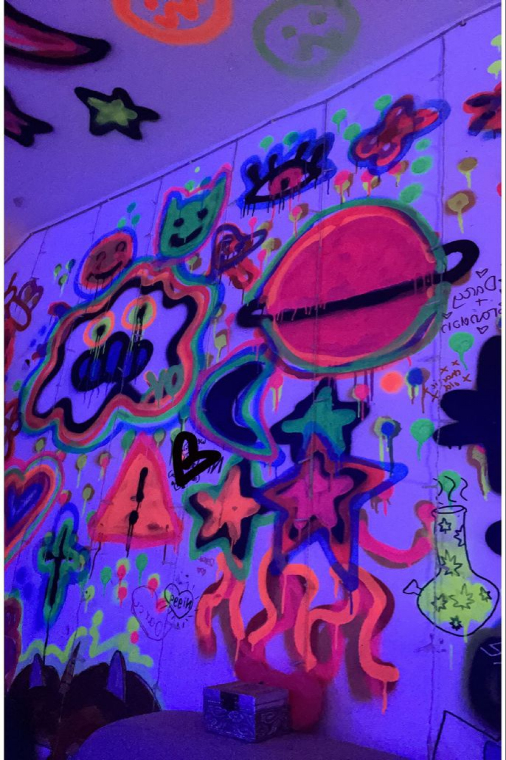 Spray paint wall graffiti art bedroom neon leds in   Graffiti