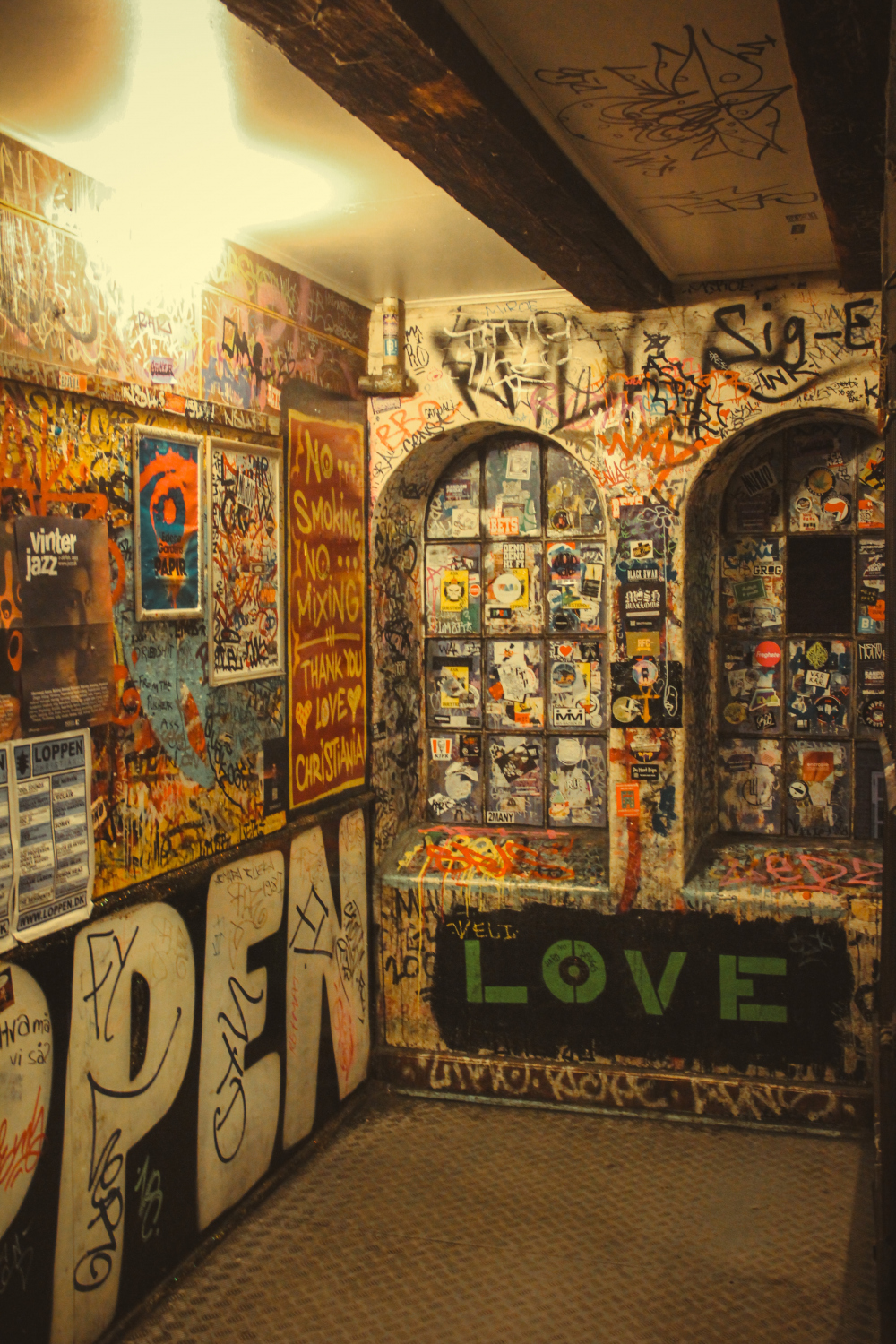 A room filled with lots of graffiti covered walls photo – Free