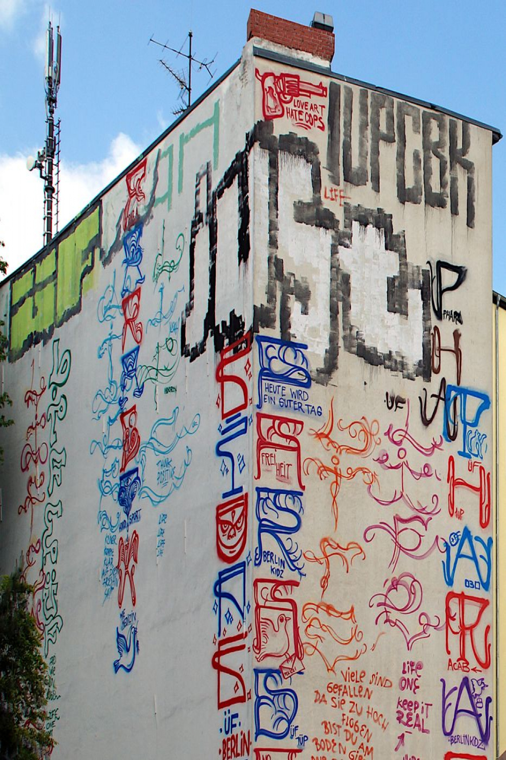 Berliner Graffiti: UP und ÜF: Ornamente und Sprüche