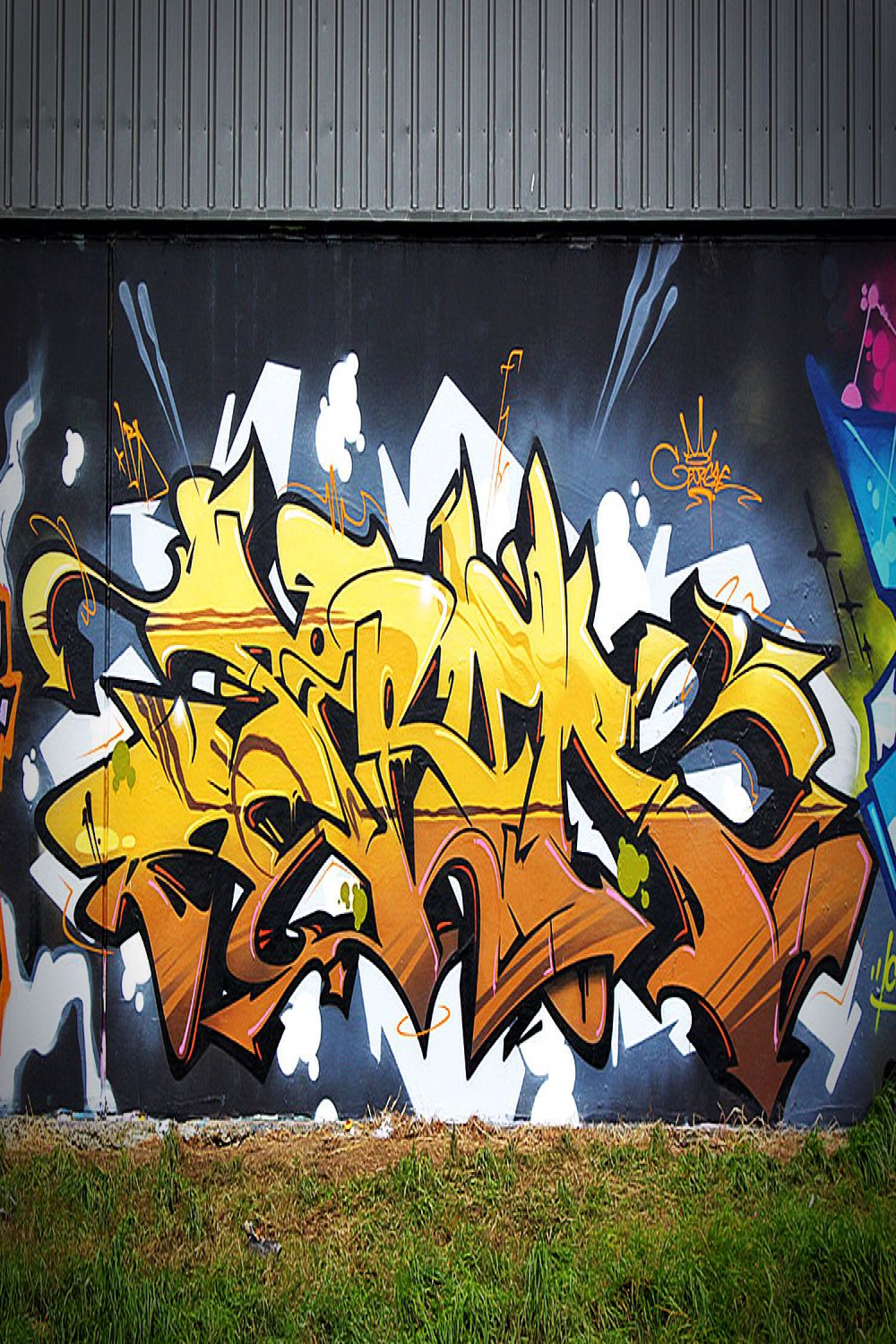 Extreme yellow graffiti  Graffiti wall art, Street art graffiti