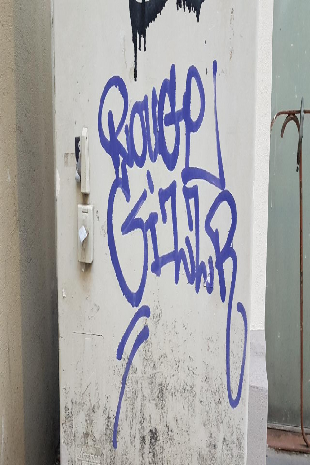 Graffiti & Tags! Nice spray tag, Rouge Gizzr spotted by Ka