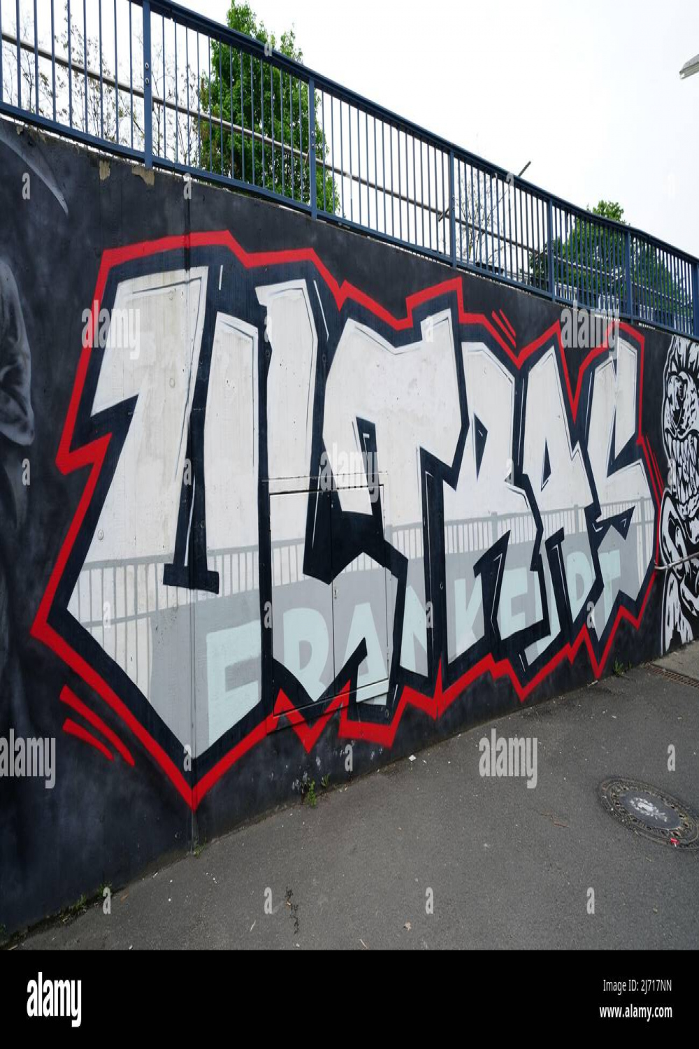 Graffiti mit der Aufschrift „Ultras“ in Frankfurt vor dem Europa