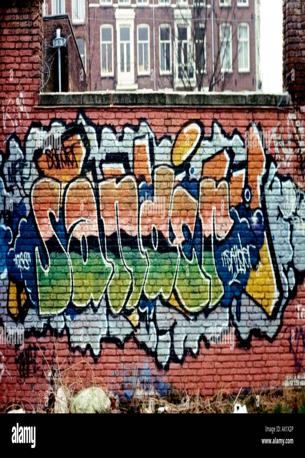 Graffiti on brick hi-res stock photography and images - Alamy