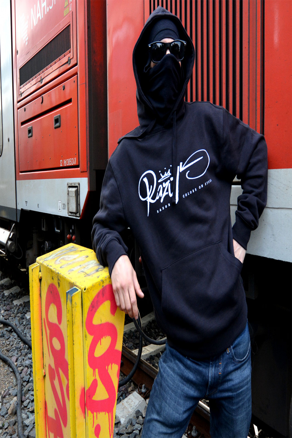 Hoodie Black “RAZOR Classic Tag” front – Razor Graffiti Shop