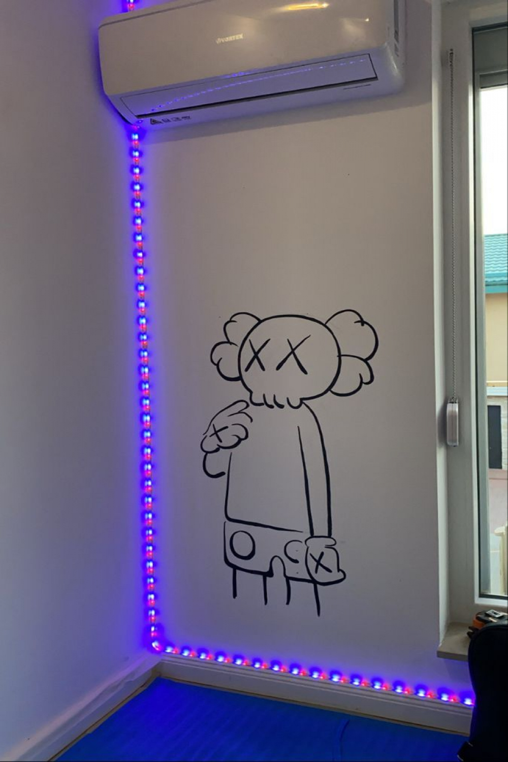 Kaws grafitti em   Ideias de pintura para quarto, Fotos de