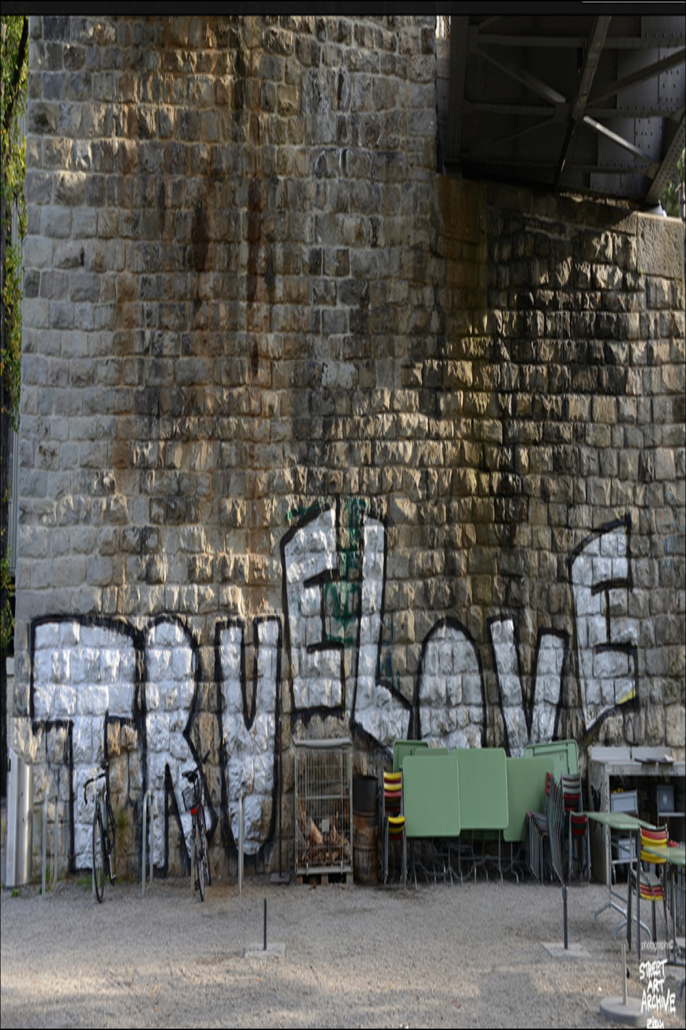 True Love in Zürich: Ein Streetart Künstler wertet mit seiner