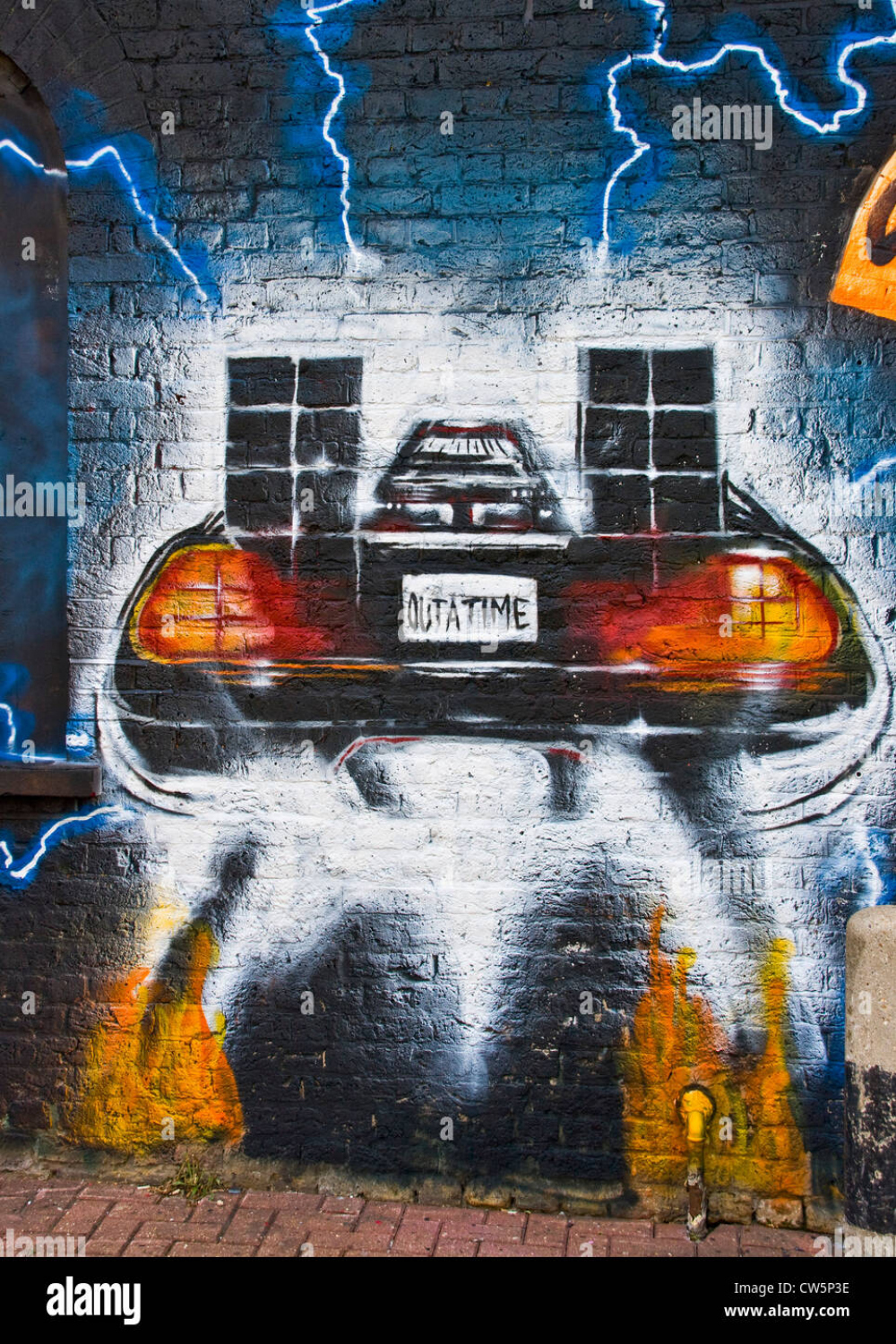 Urban Graffiti Streetart von Auto und Blitz auf Brick wall London